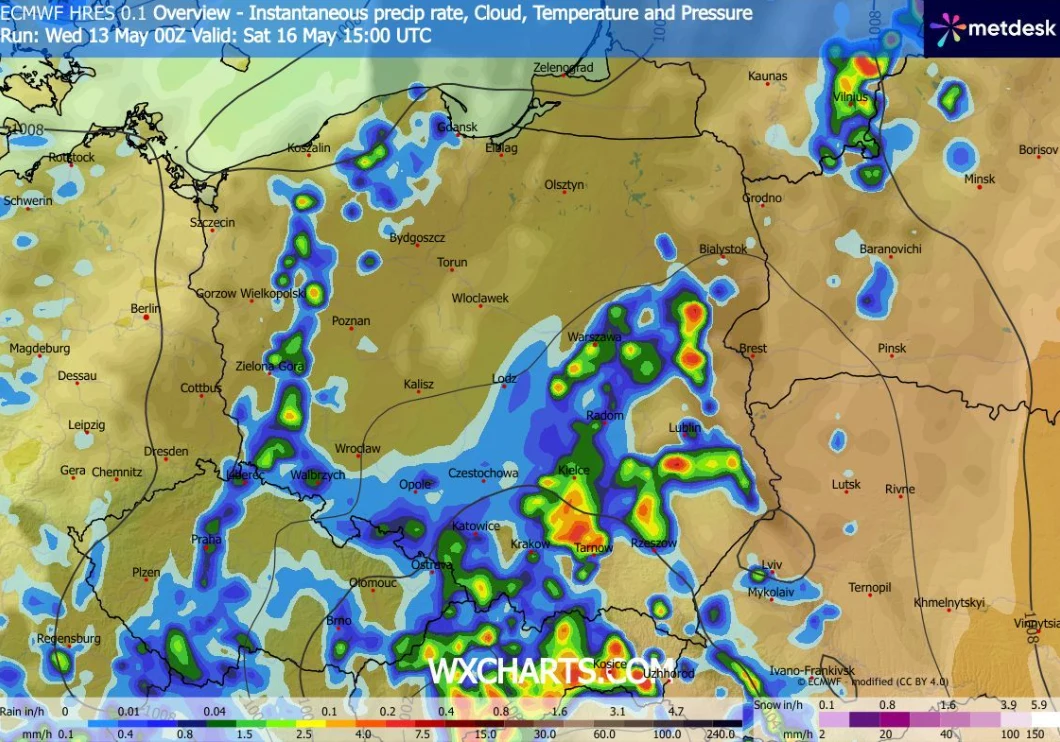 Mapa Polski z prognozowanymi opadami, przedstawiająca obszary intensywnych burz i deszczu głównie w południowej i południowo-wschodniej części kraju, oznaczone kolorami od niebieskiego po czerwony, z wyraźną koncentracją silnych opadów w rejonie między...