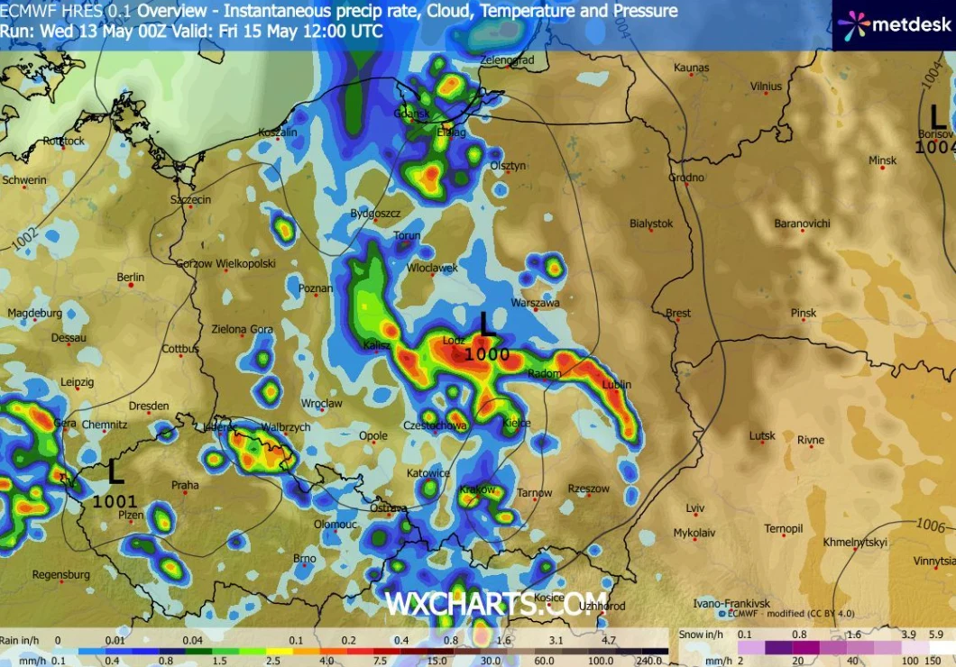 Kolorowa mapa Polski pokazująca intensywne strefy opadów deszczu, szczególnie w centralnej i południowej części kraju, z wyraźnie zaznaczonymi obszarami największych opadów w odcieniach czerwieni i żółtego; na mapie widoczne są także linie ciśnienia at...