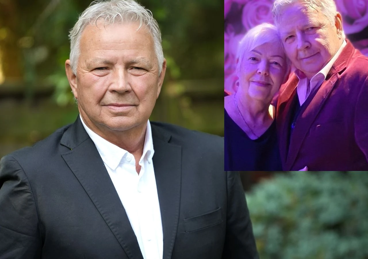 Starszy mężczyzna w czarnej marynarce i białej koszuli patrzy poważnie w obiektyw, w rogu dodatkowa fotografia pokazuje tego samego mężczyznę w towarzystwie starszej kobiety, oboje uśmiechnięci, ubrani elegancko, przy świetle o fioletowym zabarwieniu.