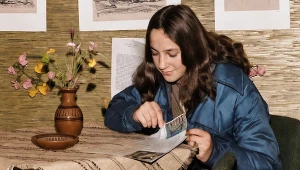 Kobieta czytająca czasopismo (1970 rok)