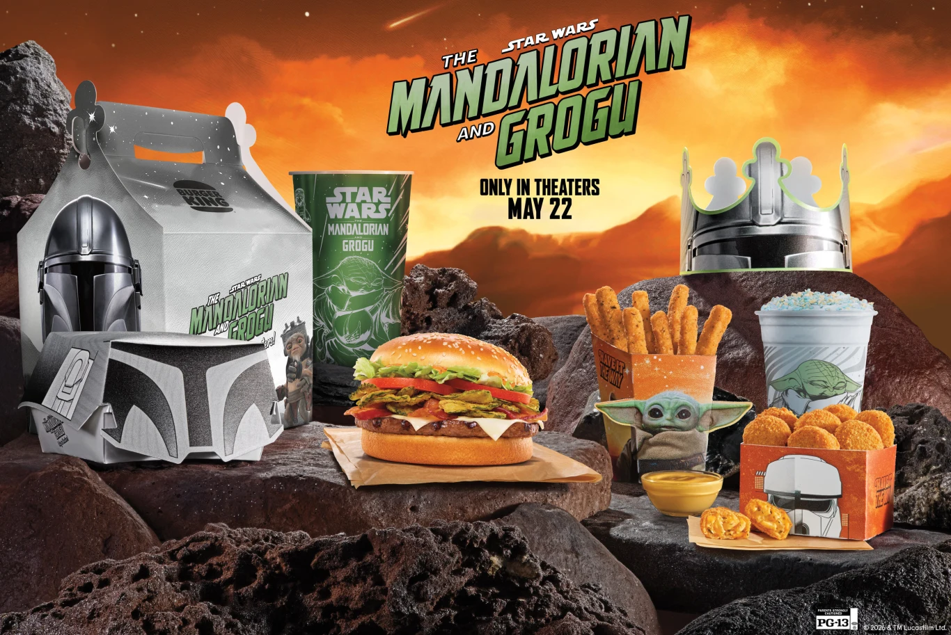 Zestaw tematycznych produktów spożywczych inspirowanych filmem Star Wars: Mandalorian i Grogu, w tym burger, napój, frytki, popcorn, sosy, ciasteczka, kubełek z lodem oraz ozdobne opakowania i gadżety z motywami bohaterów i charakterystycznych elementó...