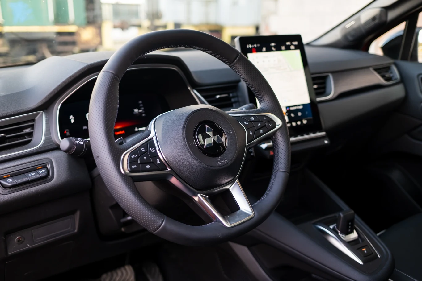 Jakość wykończenia wnętrza jest mocno "europejska". To jeden z atutów aliansu Renault, Nissana i Mitsubishi. Nowoczesna deska rozdzielcza samochodu z cyfrowym zestawem wskaźników, wielofunkcyjną kierownicą oraz dużym, pionowym ekranem dotykowym po prawej stronie.