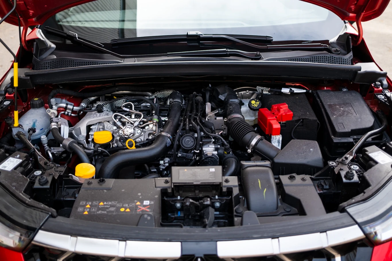 Minusem w ofercie Mitsubishi jest brak silnika w wersji Full Hybrid. Krążą pogłoski, że pojawi się w ofercie. Lecz nie wiadomo kiedy. Silnik samochodowy z widocznymi przewodami, akumulatorem, zbiornikiem płynu chłodniczego i osłonami zabezpieczającymi pod maską pojazdu.