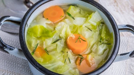 Zupa z młodej kapusty to w moim domu hit majowych obiadów. Jak ją przygotować? 