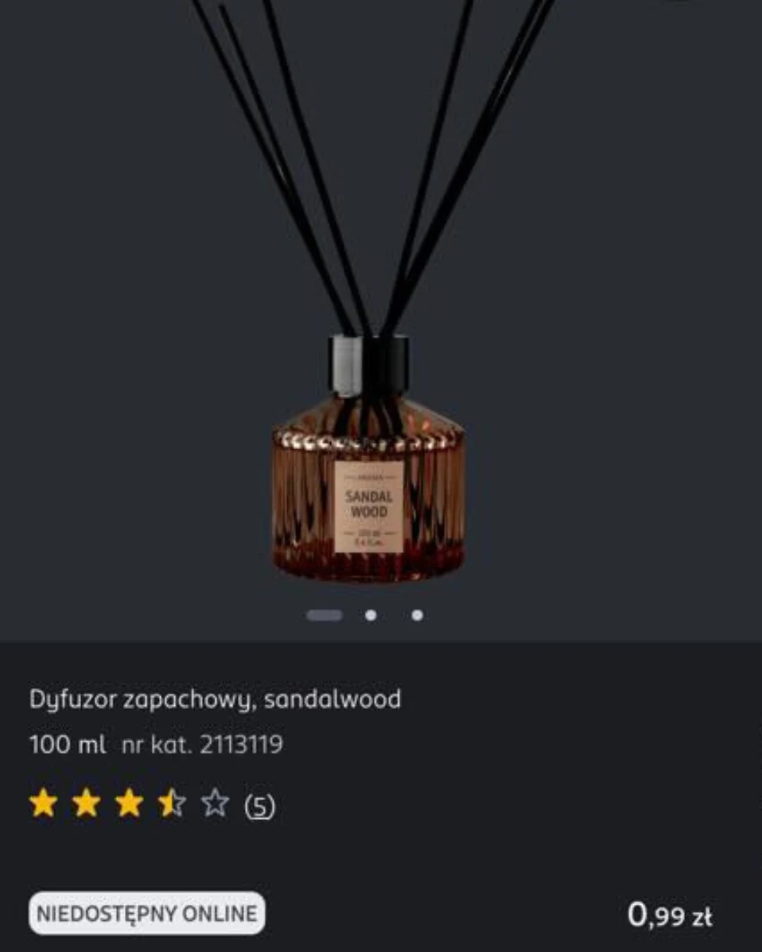 Dyfuzor zapachowy z brązowego szkła o żebrowanej powierzchni, wyposażony w czarne patyczki i etykietę oznaczającą zapach sandalwood.