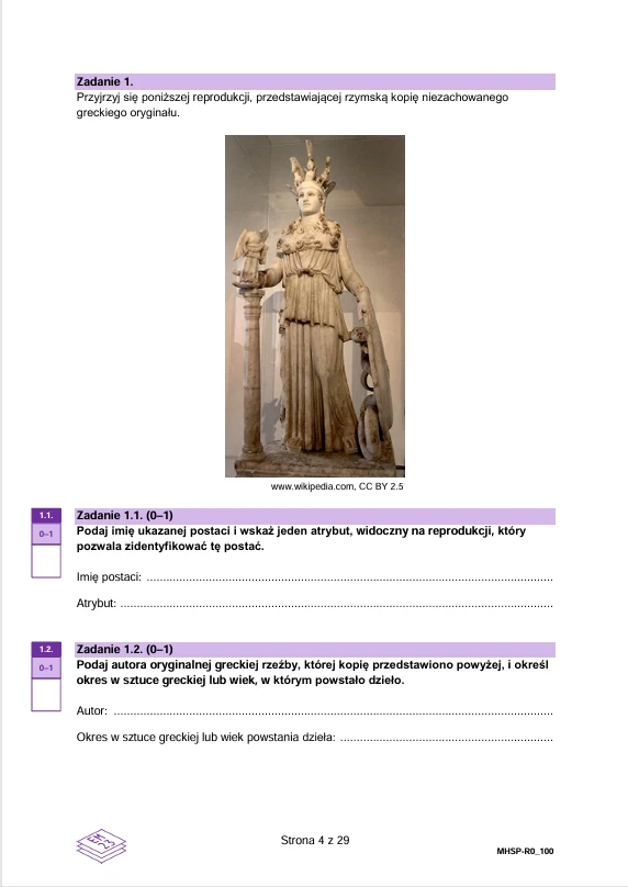 Pełnoplastyczna rzeźba kobiety w zbroi z hełmem na głowie, trzymająca włócznię i tarczę, obok figura wężowego stwora oraz płaskorzeźbione detale przy podstawie, całość w klasycznym stylu greckim.