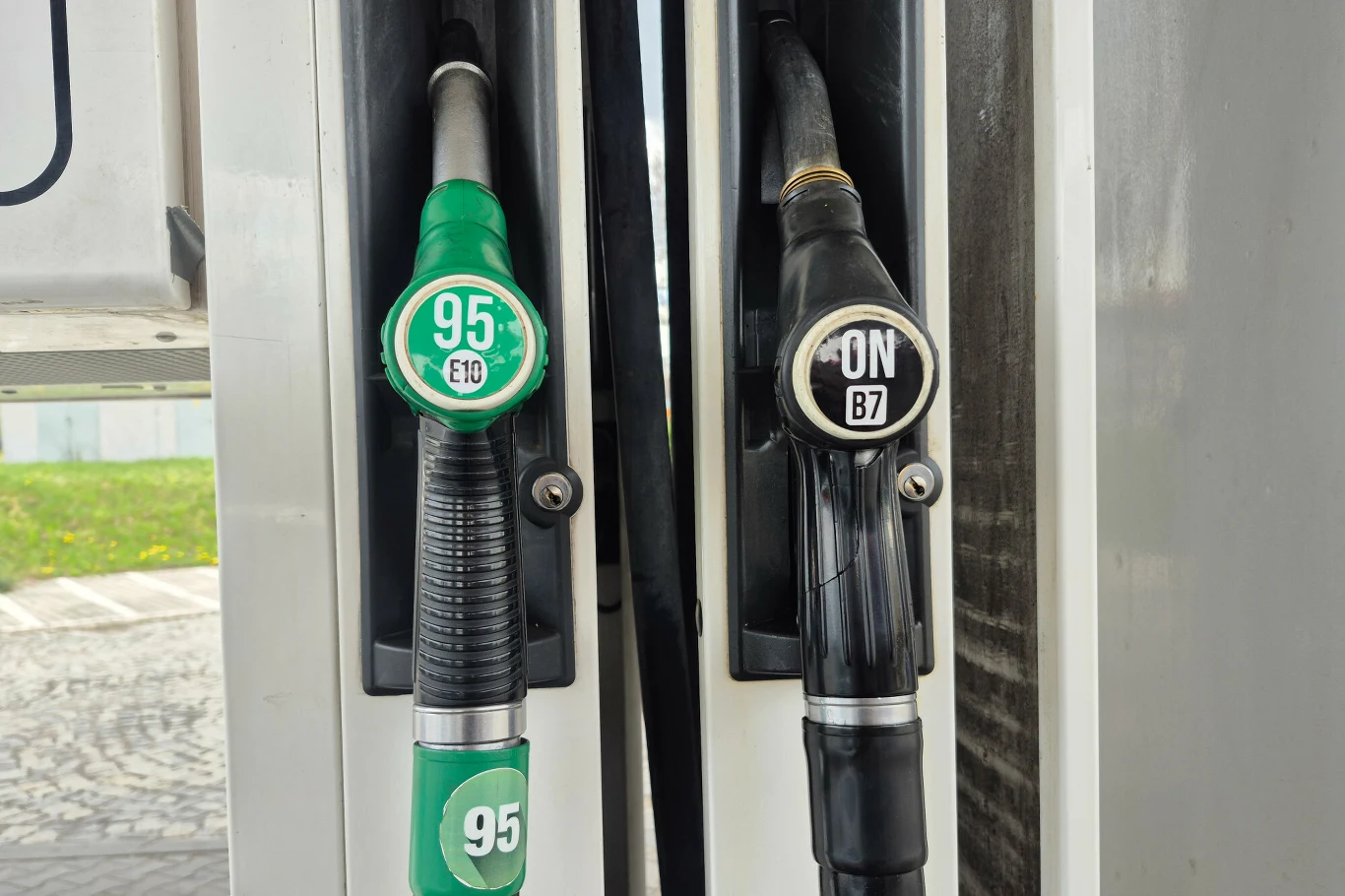 Litr oleju napędowego za nieco ponad 80 gr? We Włoszech doszło do pomyłki. Wyświetlacz stacji paliw pokazujący cenę oleju napędowego 0,84 zł za litr na tle dystrybutora paliw.