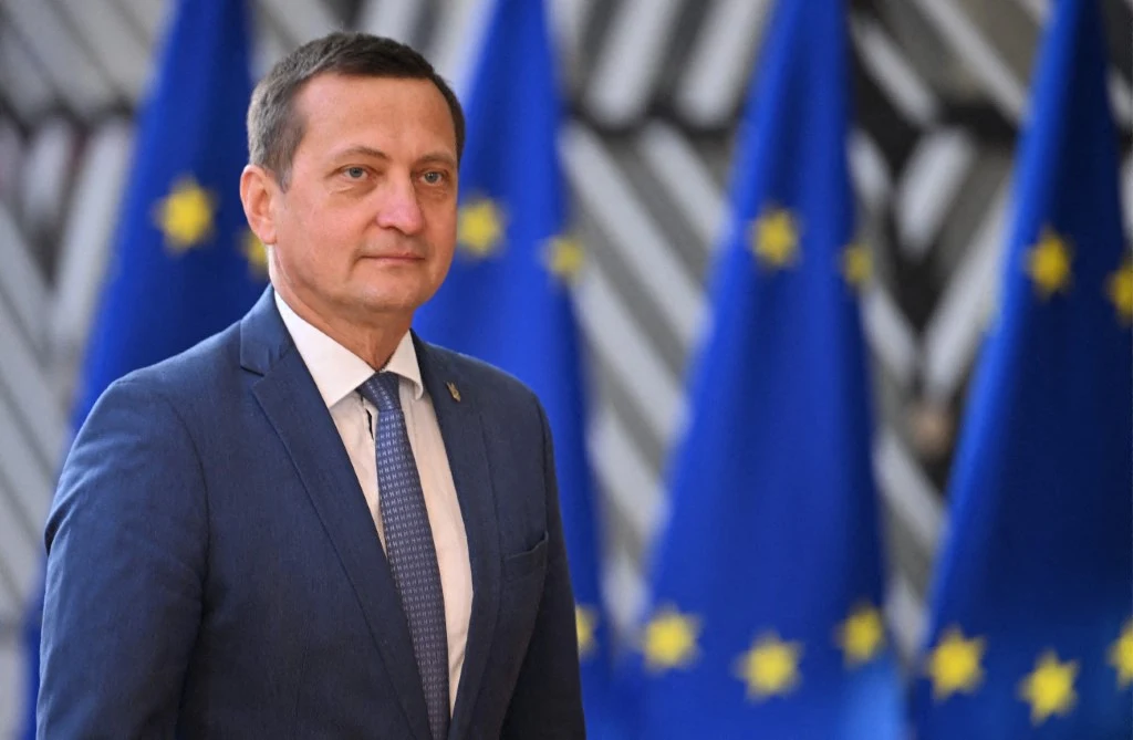 Ciąg dalszy kryzysu na Łotwie. Minister rolnictwa Armandsa Krauze zatrzymany Armands Krauze, minister rolnictwa Łotwy, w garniturze przy flagach Unii Europejskiej.