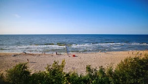 Szeroka plaża i cisza nad Bałtykiem. Mała miejscowość ma status uzdrowiska
