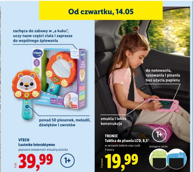 Dziewczynka siedząca na tylnym siedzeniu samochodu, rysująca na różowej tablicy LCD, obok interaktywne lustereczko w kształcie lwa z opakowaniem, na dole wyeksponowane ceny i krótkie informacje o produktach.