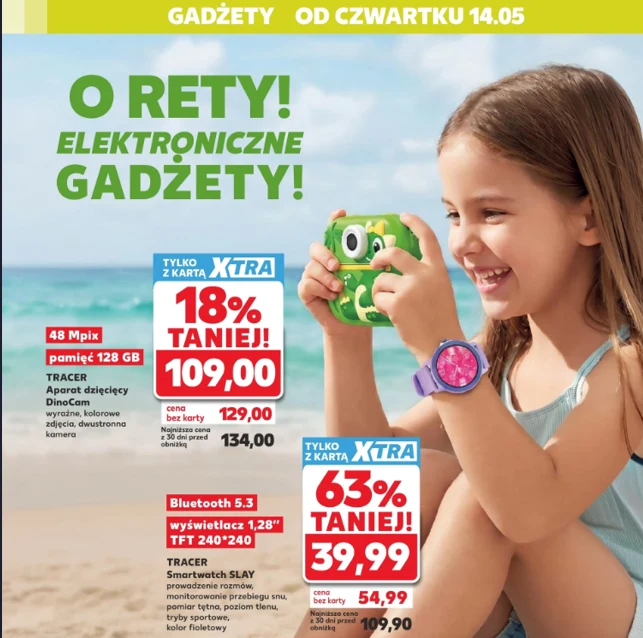 Dziewczynka siedząca na plaży z dziecięcym aparatem fotograficznym w ręku i smartwatchem na nadgarstku; obok niej kolorowe grafiki i ceny promowanych elektronicznych gadżetów dla dzieci.