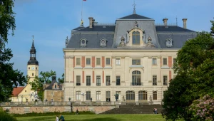 Pszczyna jest dobrze znana ze swojego pięknego pałacu, w którym obecnie znajduje się muzeum. W maju warto odwiedzić miasto i wziąć udział w Daisy Days 2026.