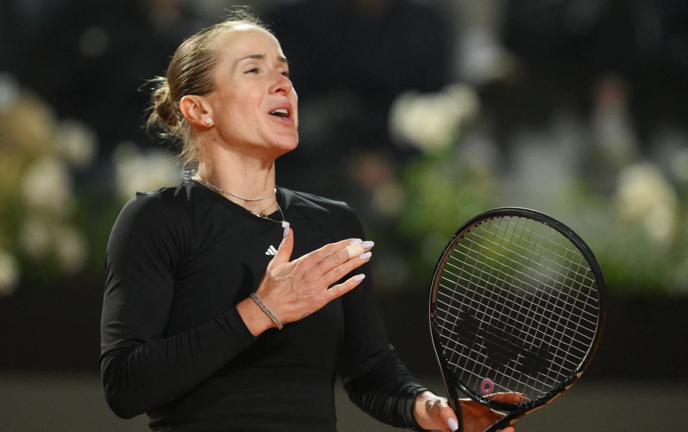 Kobieta w sportowym stroju z rakietą tenisową w ręku, wyrażająca emocje podczas meczu.