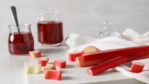 Domowy syrop z rabarbaru warto mieć w swojej spiżarni. Jak go przygotować? 