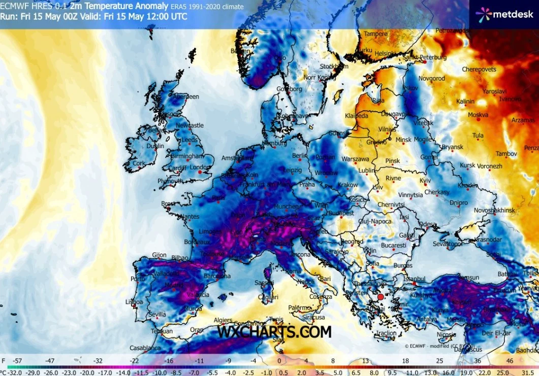 Mapa Europy przedstawiająca anomalię temperatury względem średnich wieloletnich, gdzie największe ochłodzenie w relacji do normy obejmuje Polskę, Niemcy, Francję, Włochy oraz basen Morza Śródziemnego, podczas gdy kraje Europy Wschodniej charakteryzują ...