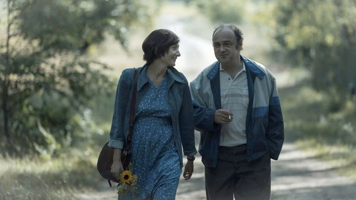 Magdalena Popławska i Arkadiusz Jakubik w scenie z filmu "Nasza rewolucja" Magdalena Popławska i Arkadiusz Jakubik w scenie z filmu „Nasza rewolucja” podczas spaceru leśną drogą