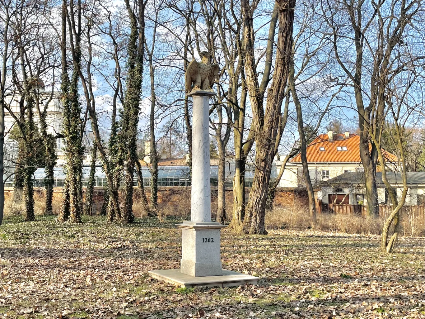 Kolumna upamiętniająca zniszczenie grodu w Jazdowie