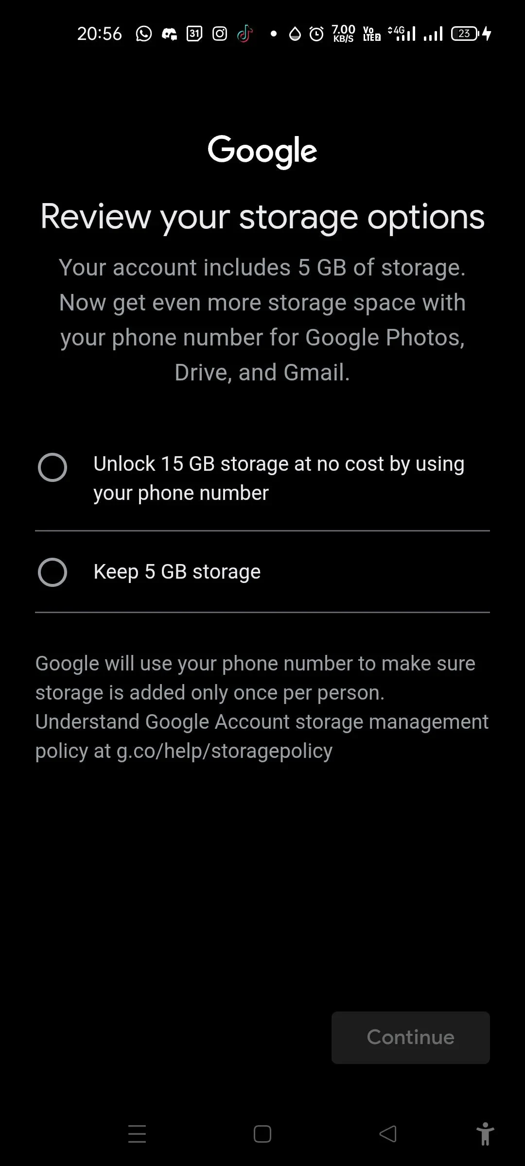Wybór pomiędzy zachowaniem 5 GB miejsca na dysku a odblokowaniem dodatkowych 15 GB poprzez podanie numeru telefonu, wraz z informacją o wykorzystaniu numeru w celu weryfikacji jednorazowego przyznania przestrzeni dyskowej.