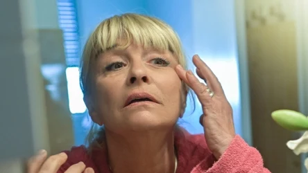 Przebarwienia na twarzy możesz delikatnie rozjaśnić domową maseczką z kurkumy i jogurtu naturalnego.