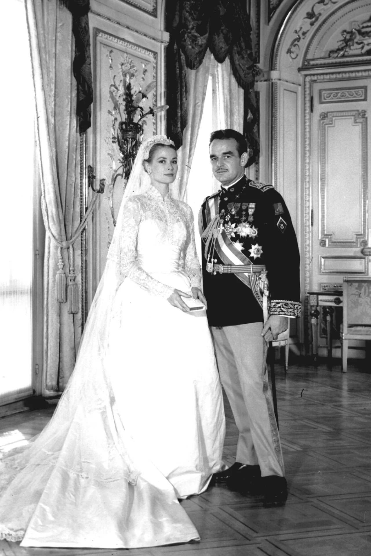 Grace Kelly i książę Rainier z Monako w dniu swojego ślubu