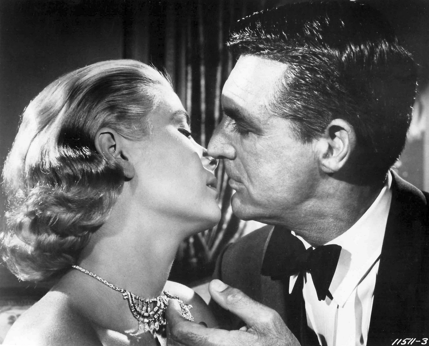 Kadr z filmu "Złodziej w hotelu" 1955 rok. Romantyczny thriller w reżyserii Alfreda Hitchcocka. W rolach głównych Cary Grant i Grace Kelly
