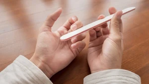 "Nail slugging" to dobra metoda na rozdwojone paznokcie. Warto też zbadać krew i tarczycę