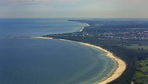 Dźwirzyno znajduje się 8 kilometrów od Kołobrzegu. Nadmorski kurort przyciąga spokojem i czystymi plażami