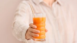 Pij codziennie jedną szklankę. Ten prosty sok wspiera wątrobę