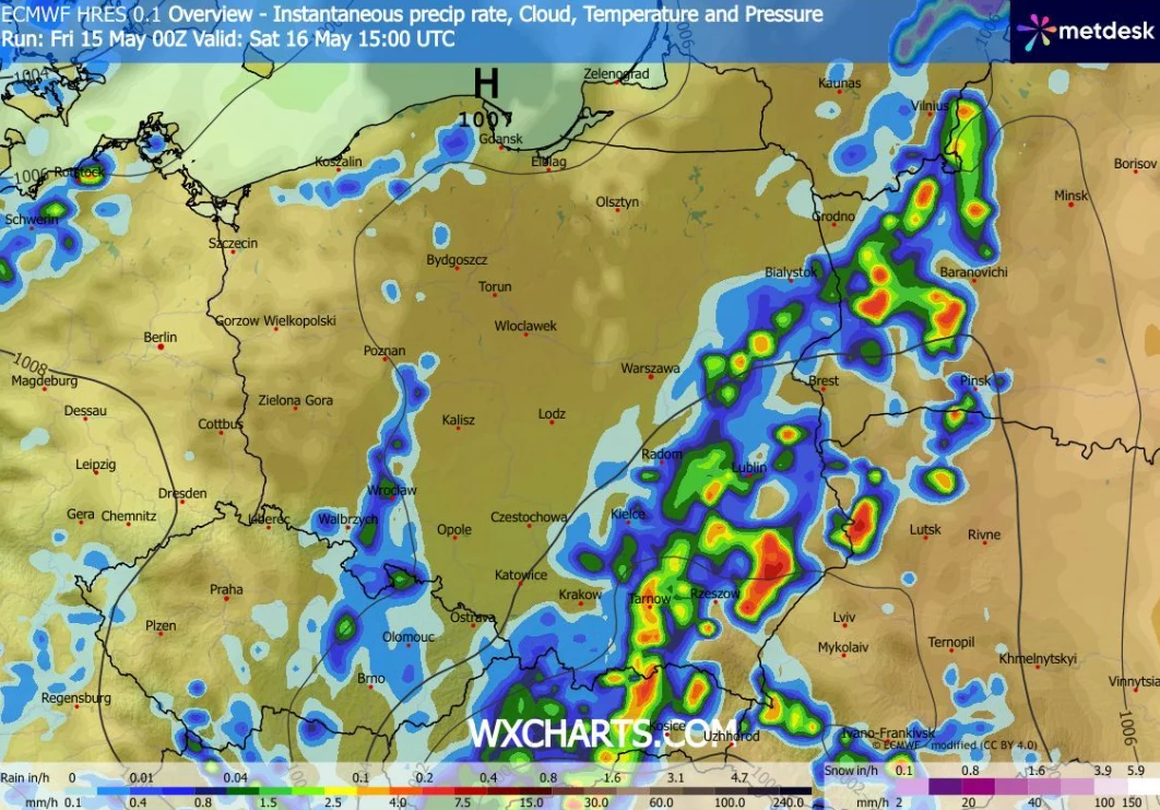 Mapa pogodowa Polski z wyraźnie zaznaczonymi strefami intensywnych opadów deszczu i burz, szczególnie widocznych w centralnej, południowej i wschodniej części kraju, z kolorami wskazującymi na zróżnicowane natężenie opadów.