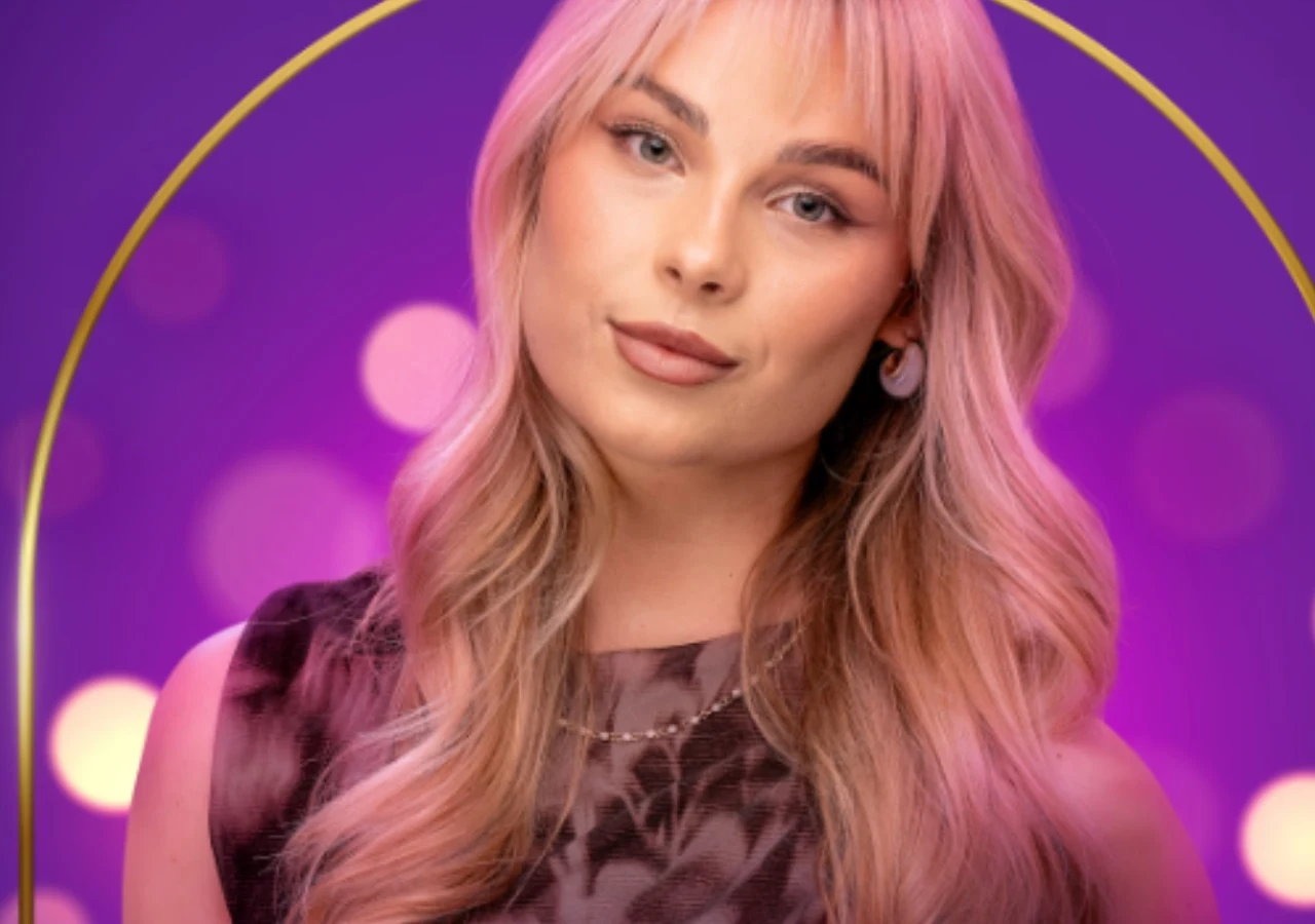 Kinga z "Love is Blind: Polska"/Instagram:@netflixpl Kinga, uczestniczka programu "Love is Blind: Polska", pozuje na tle fioletowych świateł i złotego łuku.