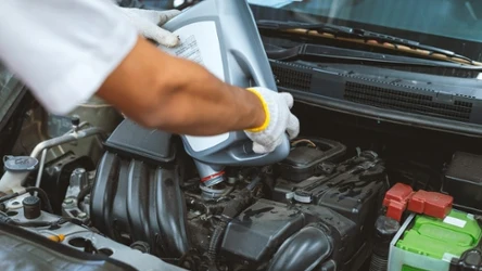 Największe zastrzeżenia mechanika budzą określane przez producentów interwały wymiany oleju.