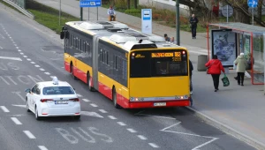 Autobus włącza kierunkowskaz na przystanku - czy zawsze trzeba go przepuścić?