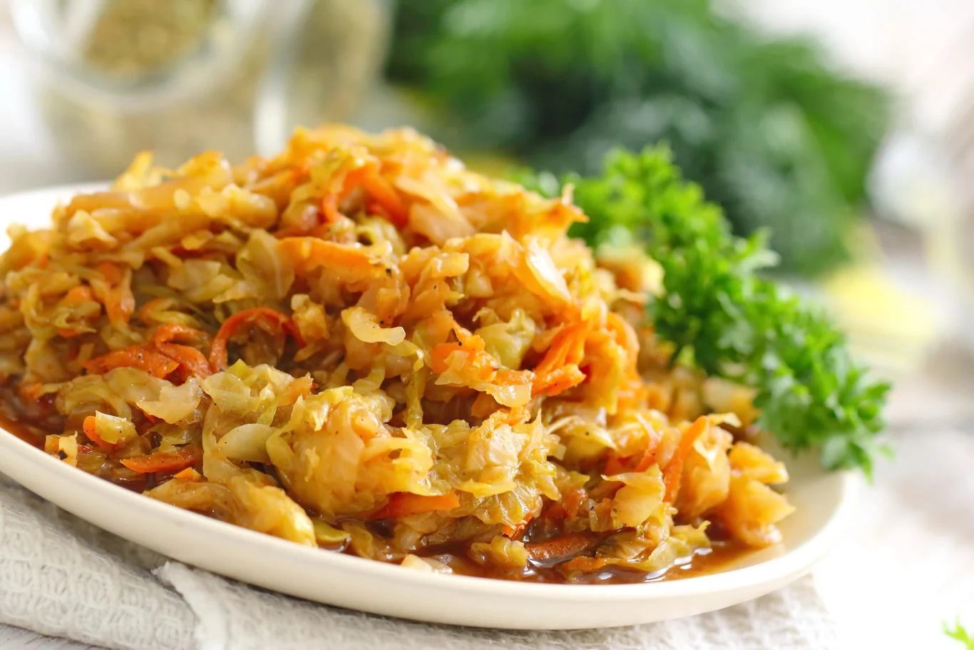 Ten gulasz ma iście wiosenny smak Gulasz z młodej kapustki na białym półmisku.