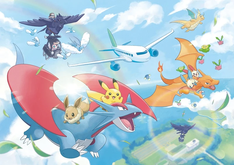 Pokémony Pikachu, Eevee, Salamence i Charizard lecą pośród chmur wraz z pasażerskim samolotem i innymi latającymi Pokémonami, tworząc dynamiczną i kolorową scenę na tle nieba i fragmentu ziemi na dole.