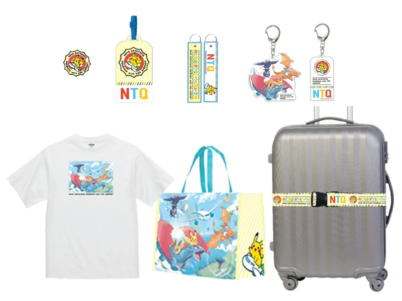 Zestaw gadżetów podróżnych z motywem Pokémon, w tym t-shirt, torba płócienna, metalowa walizka z pasem z emblematem NTQ, breloczki, identyfikator bagażowy oraz przypinka, ozdobione kolorową grafiką z postaciami Pikachu i Charizarda.