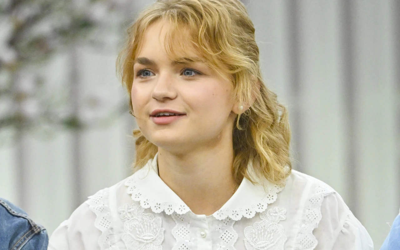 Marcelina "Marcycha" Ruczyńska w "halo tu polsat" Marcelina "Marcycha" Ruczyńska w białej haftowanej koszuli w studiu "halo tu polsat"