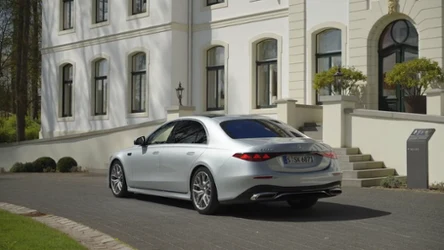 Mercedes klasy S przeszedł 2,7 tys. zmian. Ogrzeje pasami i pogada jak przyjaciel