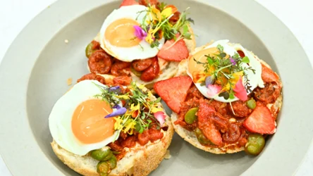Kanapki z chorizo, bobem, truskawkami i sadzonym jajkiem Mateusza Gesslera