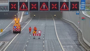 Co oznacza znak z czerwonym X nad drogą?