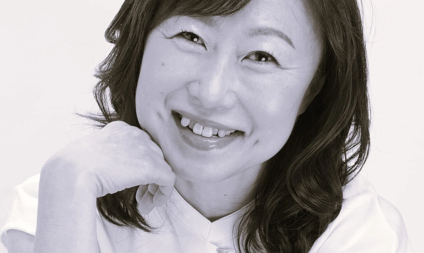 Wakana Yamazaki nie żyje. Legenda japońskiego anime miała 61 lat. Wakana Yamazaki w średnim wieku, ciemne falujące włosy, głowa oparta na dłoni, patrzy w obiektyw
