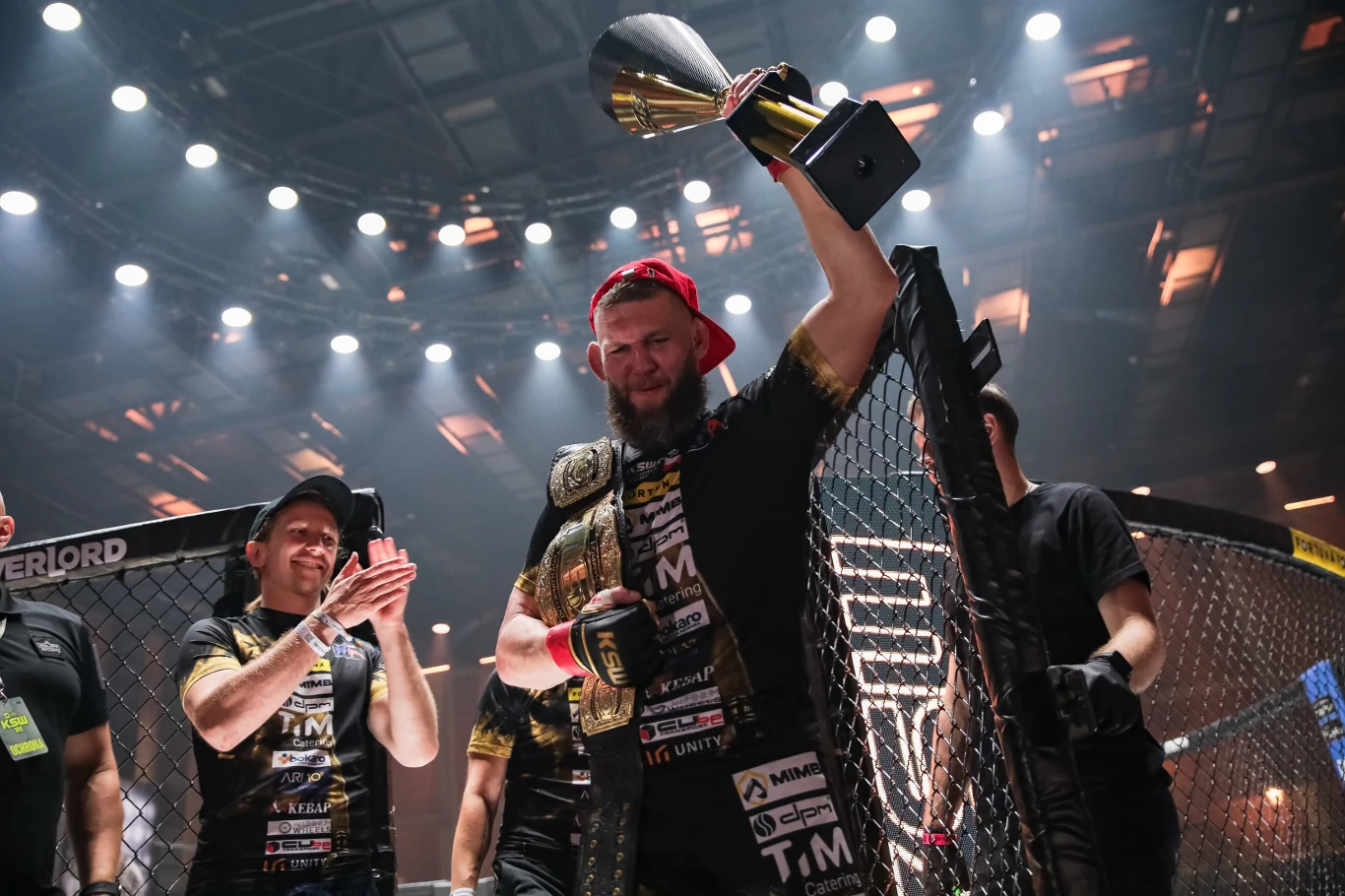 Piotr Kuberski - tymczasowy mistrz KSW wagi średniej Piotr Kuberski na gali XTB KSW 118 obronił tymczasowy pas KSW wagi średniej i pokonał Michała Michalskiego