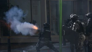 Brygada antyterrorystyczna strzela gazem łzawiącym do protestujących górników podczas zamieszek w centrum La Paz w Boliwii, 14 maja 2026 r.