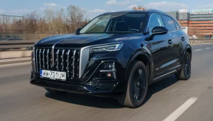 Hongqi HS5 ma paszczę chińskiego smoka i pali, jak smok. Ale ma też atuty
