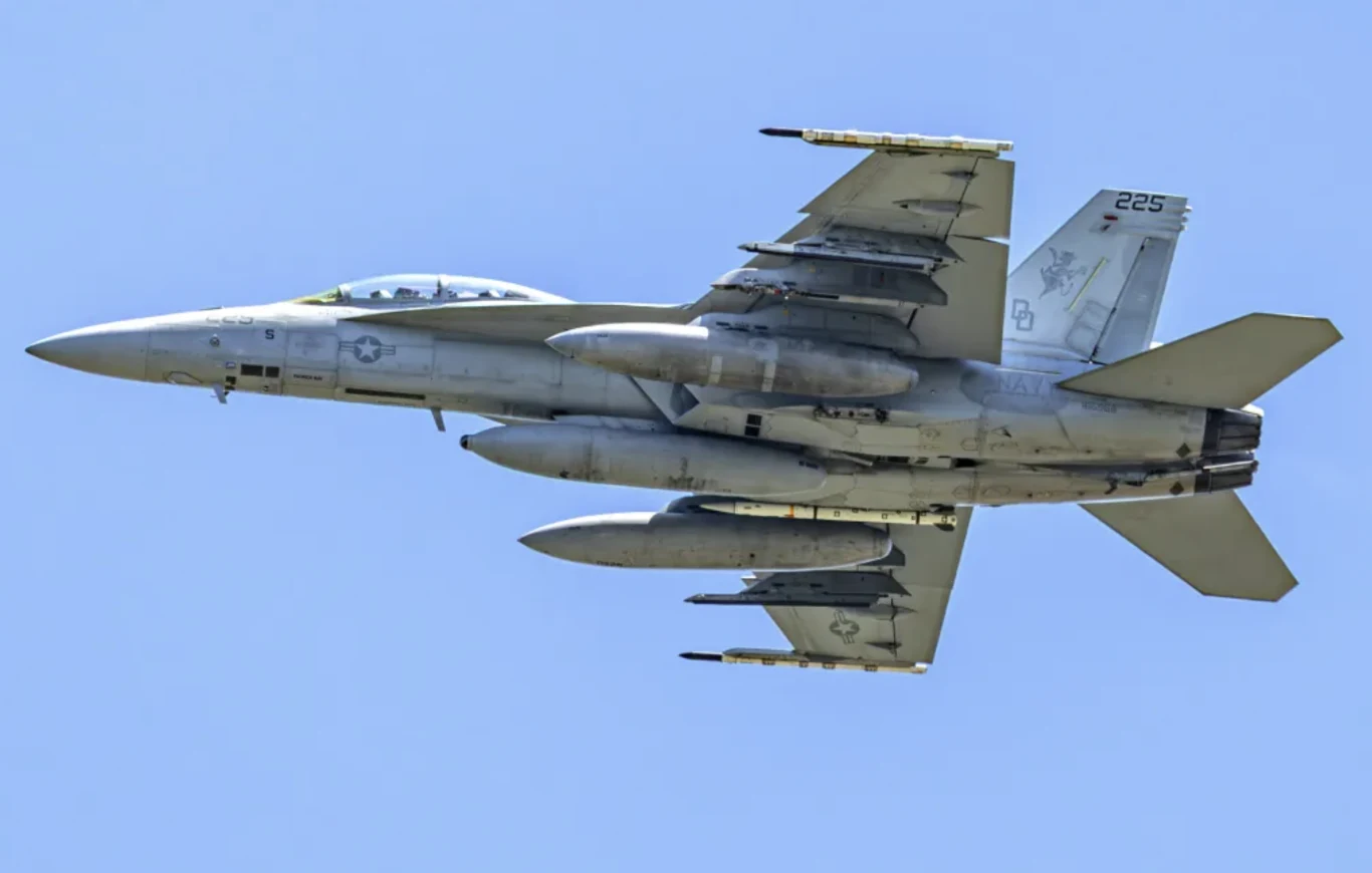 Jonathan Tweedy zrobił zdjęcie, które ujawnia konstrukcję AIM-260 JATM - opracowywanego od lat tajnego pocisku USA F/A-18F Super Hornet z pociskiem AIM-260 JATM