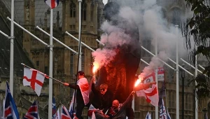 Zwolennicy brytyjskiego skrajnie prawicowego działacza Tommy’ego Robinsona (prawdziwe nazwisko to Stephen Yaxley-Lennon) odpalają race na marszu "Unite The Kingdom" w Londynie
