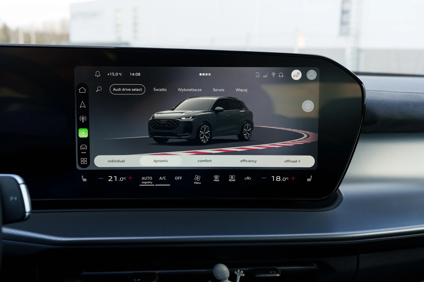 Cyfrowy wyświetlacz samochodowy z wizualizacją pojazdu oraz menu wyboru trybów jazdy, takich jak individual, dynamic, comfort, efficiency i off-road, z panelami kontroli temperatury i klimatyzacji u dołu ekranu.