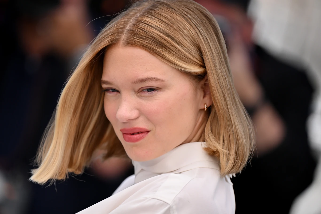 Léa Seydoux na pokazie filmu "Gentle Monster" w Cannes 2026 Kobieta z jasnymi, prostymi włosami do ramion, ubrana w jasną bluzkę, spogląda w stronę obiektywu z subtelnym uśmiechem na ustach.