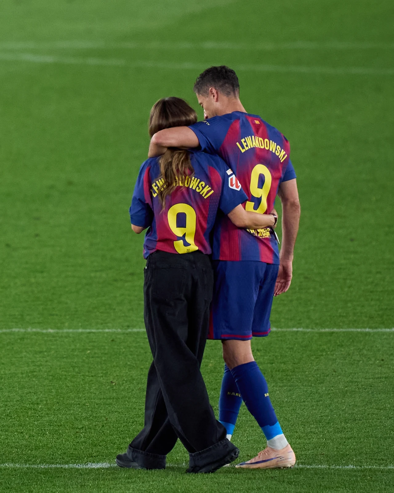 Robert Lewandowski, z żoną Anną u boku, pożegnał się z Camp Nou