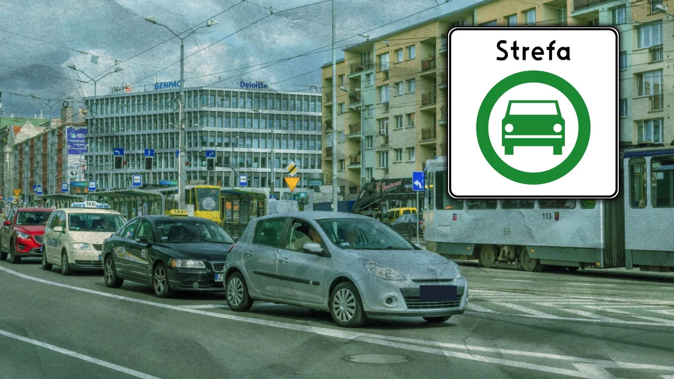 "Niedziałająca" Strefa Czystego Transportu w Szczecinie; zdj. ilustracyjne Strefa Czystego Transportu w Szczecinie; ruchliwa ulica, samochody w korku, znak SCT na pierwszym planie