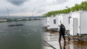Statek MV Hondius cumuje w porcie w Rotterdamie. Kabiny do kwarantanny czekają na załogę